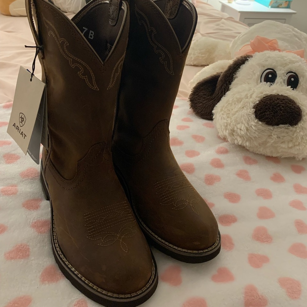 Women’s Ariat round toe waterproof boots